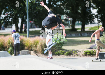 The Level Skate Park, The Level, Brighton, ville de Brighton et Hove, East Sussex, Royaume-Uni. Skateboarder de Brighton au Level Skateboard Park, Brighton le jour le plus chaud de l'année jusqu'à présent 2014. 17 juin 2014. David Smith/Alamy Live News Banque D'Images