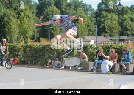 The Level Skate Park, The Level, Brighton, ville de Brighton et Hove, East Sussex, Royaume-Uni. Skateboarder de Brighton au Level Skateboard Park, Brighton le jour le plus chaud de l'année jusqu'à présent 2014. 17 juin 2014. David Smith/Alamy Live News Banque D'Images