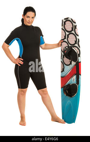 Surfer woman holding surfboard et posant isolé sur fond blanc Banque D'Images