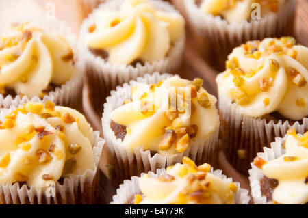 La carotte fait maison cakes avec les pistaches concassées et saupoudré sur le dessus Banque D'Images