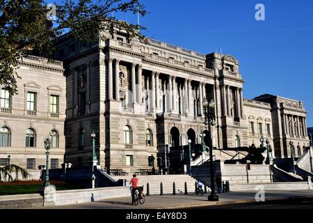 Washington, DC : Un cycliste s'arrête en face de l'Beaux Arts façade de l'immeuble de Jefferson à la Bibliothèque du Congrès Banque D'Images