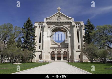 Cathédrale de Saint-Boniface contre ciel bleu à Winnipeg, Manitoba, Canada. Banque D'Images