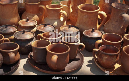 La poterie sur la table. Banque D'Images