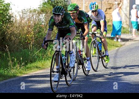 Bourg-en-Bresse à Saint-Etienne, France. 17 juillet, 2014. Tour de France en vélo, l'étape 12. Cyril GAUTIER (FRA - Team Europcar), Perrig QUEMENEUR (FRA - Team Europcar) et Simon Clarke (AUS - ORICA GreenEDGE) Credit : Action Plus Sport Images/Alamy Live News Banque D'Images