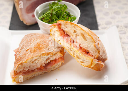 Panini ciabatta sandwich avec jambon de parme et tomates Banque D'Images