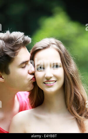 Jeune homme embrassant sa petite amie Banque D'Images