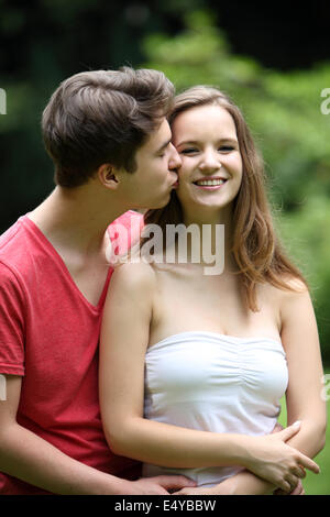 Jeune homme aimant embrasser sa petite amie Banque D'Images