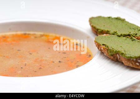 Soupe minestrone au pesto italien avec crostini sur le côté Banque D'Images