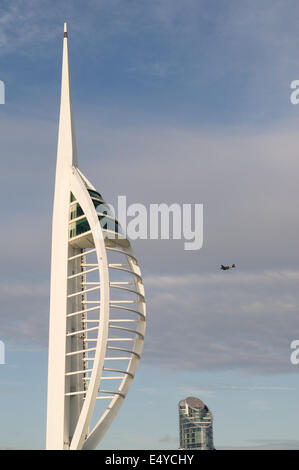 Vol d'avion Dakota passé tour Spinnaker de Portsmouth D-Day 70 anniversaire , Hampshire, England, UK Banque D'Images