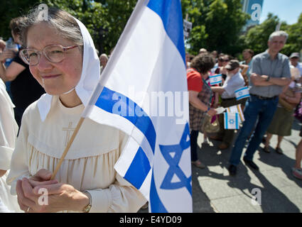 Francfort, Allemagne. 17 juillet, 2014. Plusieurs centaines de personnes participer à une manifestation pro-israélienne à Francfort/Main, Allemagne, 17 juillet 2014. Présence policière massive a obtenu le rallye. Photo : BORIS ROESSLER/dpa dpa : Crédit photo alliance/Alamy Live News Banque D'Images