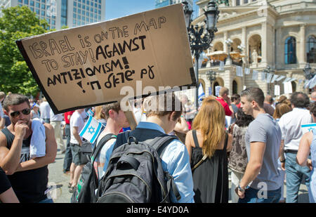 Francfort, Allemagne. 17 juillet, 2014. Plusieurs centaines de personnes participer à une manifestation pro-israélienne à Francfort/Main, Allemagne, 17 juillet 2014. Présence policière massive a obtenu le rallye. Photo : BORIS ROESSLER/dpa dpa : Crédit photo alliance/Alamy Live News Banque D'Images