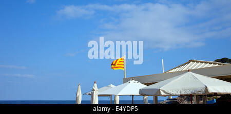 Parasols blancs et le drapeau de la Catalogne Banque D'Images