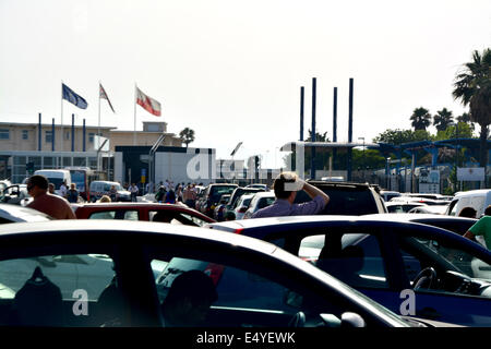 Gibraltar, 17 juillet 2014. Les conducteurs sortent de leurs véhicules pour vérifier les retards à l'approche de la sortie de l'Espagne à partir de Gibraltar. Les délais s'immédiatement après l'ambassadeur espagnol à Londres a été convoqué par le gouvernement britannique à la suite d'un incident en mer le 16 juillet. Crédit : Stephen Ignacio/Alamy Live News Banque D'Images