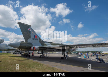 L'Aérodrome de Farnborough, Hampshire, Royaume-Uni. 17 juillet 2014. L'exposition internationale de l'aérospatiale est le plus grand événement dans le calendrier de la défense à l'aérospatiale, qui a lieu tous les deux ans. Fournir des occasions d'affaires pour l'industrie aéronautique mondiale, elle s'ouvre également au public les 19 et 20 juillet, qui célèbre cette année 100 ans d'histoire de l'Aviation. Aéronefs participants atteignent un nouveau sommet pour Farnborough International Airshow cette année, parrainé par Airbus Group. Vue arrière de l'Avro Vulcan, l'esprit de Grande-Bretagne, jour 4 de l'exposition. Credit : Malcolm Park editorial/Alamy Live News. Banque D'Images