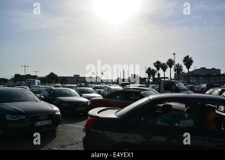 Gibraltar, 17 juillet 2014. Les conducteurs ont attendu trois heures et demie dans la chaleur torride avec des températures à la mi-trentaine tout au long de l'après-midi. Les délais s'immédiatement après l'ambassadeur espagnol à Londres a été convoqué par le gouvernement britannique à la suite d'un incident en mer le 16 juillet. Crédit : Stephen Ignacio/Alamy Live News Banque D'Images