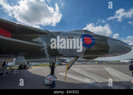 L'Aérodrome de Farnborough, Hampshire, Royaume-Uni. 17 juillet 2014. L'exposition internationale de l'aérospatiale est le plus grand événement dans le calendrier de la défense à l'aérospatiale, qui a lieu tous les deux ans. Fournir des occasions d'affaires pour l'industrie aéronautique mondiale, elle s'ouvre également au public les 19 et 20 juillet, qui célèbre cette année 100 ans d'histoire de l'Aviation. Aéronefs participants atteignent un nouveau sommet pour Farnborough International Airshow cette année, parrainé par Airbus Group. Avro Vulcan, l'esprit de Grande-Bretagne, jour 4 de l'exposition. Credit : Malcolm Park editorial/Alamy Live News. Banque D'Images