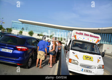 Gibraltar, 17 juillet 2014. Conducteurs et passagers de véhicules en attente de plus de trois heures et demie de pénétrer en Espagne pourrait être vu en profitant de street mobile marchands vendant des boissons et des glaces comme ils ont combattu la chaleur de l'été. Les délais s'immédiatement après l'ambassadeur espagnol à Londres a été convoqué par le gouvernement britannique à la suite d'un incident en mer le 16 juillet. Crédit : Stephen Ignacio/Alamy Live News Banque D'Images