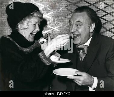 17 juillet 2014 - L'actrice et chanteuse légendaire Broadway Elaine Stritch est décédé, elle a été 89. Si le candidat Tony est peut-être mieux connu pour sa présence sur scène (arrêt de bus, s'éloigner, entreprise), sa télévision et film reprendre a également été impressionnante. À partir de 2008-2013, elle a été nominée pour un guest actrice dans une série comique Primetime Emmy pour son rôle de Colleen Donaghy, la mère de caractère Jack Donaghy sur '30 Rock.' En 1993, elle a remporté un Emmy pour ses Guest actrice dans une série dramatique pour Law & Order. Photo - janv. 01, 1978 Londres, Angleterre, Royaume-Uni - LONDRES Week-end's hig Banque D'Images