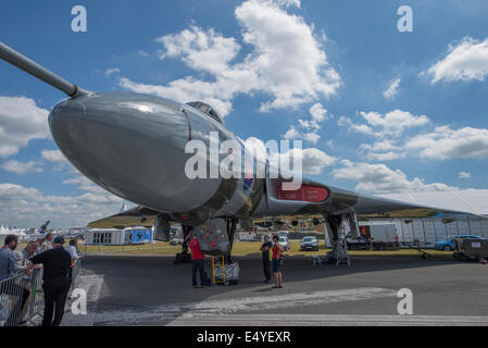 L'Aérodrome de Farnborough, Hampshire, Royaume-Uni. 17 juillet 2014. L'exposition internationale de l'aérospatiale est le plus grand événement dans le calendrier de la défense à l'aérospatiale, qui a lieu tous les deux ans. Fournir des occasions d'affaires pour l'industrie aéronautique mondiale, elle s'ouvre également au public les 19 et 20 juillet, qui célèbre cette année 100 ans d'histoire de l'Aviation. Aéronefs participants atteignent un nouveau sommet pour Farnborough International Airshow cette année, parrainé par Airbus Group. Avro Vulcan, l'esprit de Grande-Bretagne, jour 4 de l'exposition. Credit : Malcolm Park editorial/Alamy Live News. Banque D'Images