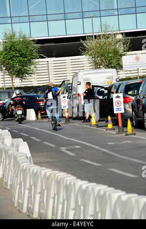 Gibraltar, 17 juillet 2014. Les conducteurs et les passagers ont eu à attendre dehors leurs véhicules comme l'attente en Espagne s'est arrêté en vertu de la chaleur de l'été torride. Les délais s'immédiatement après l'ambassadeur espagnol à Londres a été convoqué par le gouvernement britannique à la suite d'un incident en mer le 16 juillet. Crédit : Stephen Ignacio/Alamy Live News Banque D'Images