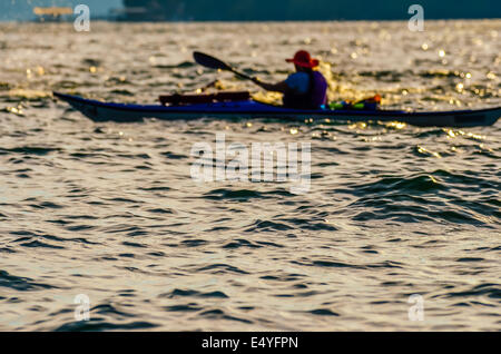 Sillouette d'homme kayak sur le lac Banque D'Images