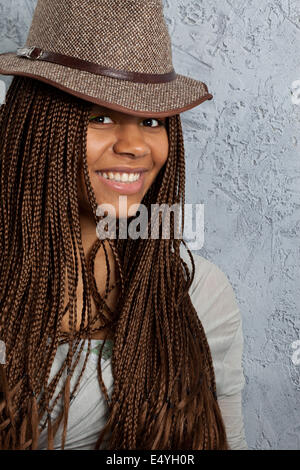 Jeune femme avec des tresses africaines Banque D'Images