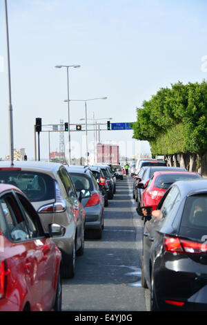 Gibraltar, 17 juillet 2014. Car les chauffeurs ont attendu trois heures et demie de pénétrer en Espagne a imposé des contrôles stricts de la Police de la circulation pour soulager la congestion. Les délais s'immédiatement après l'ambassadeur espagnol à Londres a été convoqué par le gouvernement britannique à la suite d'un incident en mer le 16 juillet. Crédit : Stephen Ignacio/Alamy Live News Banque D'Images