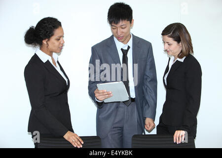 Collaborateurs multiethnique de discuter d'un problème Banque D'Images