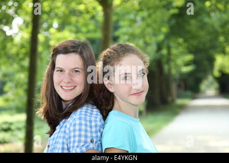 Deux jolies jeunes filles Banque D'Images