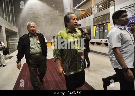 Kuala Lumpur, Malaisie. 18 juillet, 2014. Le ministre des Affaires étrangères malaisien Anifah Aman (C) arrive à l'immeuble de Malaysian Airlines à l'Aéroport International de Kuala Lumpur, à Kuala Lumpur, Malaisie, le 17 juillet 2014. Le Ministre adjoint des Affaires étrangères malaisien Hamzah Zainuddin a dit vendredi que son ministère travaille en étroite collaboration avec la Fédération et les gouvernements de l'Ukraine sur les rapports qu'un avion de passagers Malaysian Airlines s'était écrasé en Ukraine, en fonction de l'état de Malaisie, Bernama news agency. Credit : Chong Chung Voon/Xinhua/Alamy Live News Banque D'Images