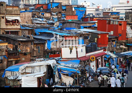 Un bidonville aux maisons colorées dans l'Est de Bandra, Mumbai, Inde. Banque D'Images