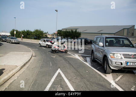 Gibraltar, 17 juillet 2014. Les conducteurs quittant la plages sur la côte est de Gibraltar ont été obligés de détourner vers le côté sud de façon à atténuer la congestion par la zone frontalière. Les délais s'immédiatement après l'ambassadeur espagnol à Londres a été convoqué par le gouvernement britannique à la suite d'un incident en mer le 16 juillet. Crédit : Stephen Ignacio/Alamy Live News Banque D'Images