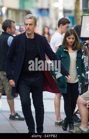 Cardiff, Royaume-Uni. 17 juillet 2014. Le cast de BBC Médecin qui sont parsemées de tournage sur Queen Street dans le centre-ville de Cardiff. Credit : Polly Thomas / Alamy Live News Banque D'Images