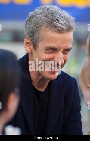 Cardiff, Royaume-Uni. 17 juillet 2014. Le cast de BBC Médecin qui sont parsemées de tournage sur Queen Street dans le centre-ville de Cardiff. Crédit photo : Peter Capaldi : Polly Thomas / Alamy Live News Banque D'Images