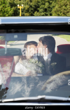 Bride and Groom kissing Banque D'Images