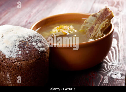 La soupe aux pois avec côtes de boeuf Banque D'Images