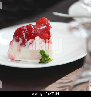 Garni de fruits rouges gâteau au fromage Banque D'Images