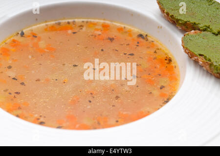 Soupe minestrone au pesto italien avec crostini sur le côté Banque D'Images