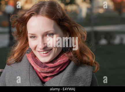 Les femmes aux cheveux de gingembre, souriant à l'extérieur de l'automne Banque D'Images