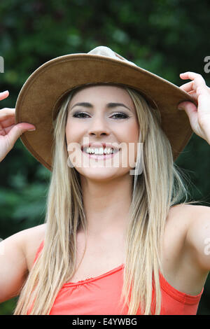 Happy young woman in a shop dummy Banque D'Images