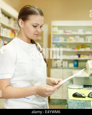 Pharmacien chimiste avec femme - aucune prescription requise Banque D'Images