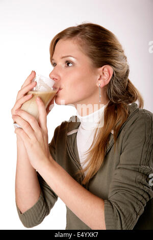 Young woman drinking coffee Banque D'Images