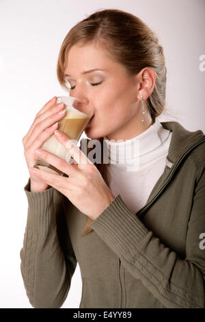 Young woman drinking coffee Banque D'Images