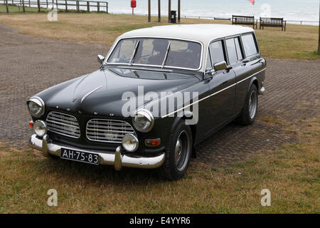 Une vieille Volvo 244 estate, un modèle fabriqué entre 1956 et 1970 conçu par Jan Wilsgaard Banque D'Images