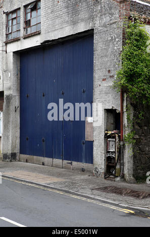 Vieux garage délabré et une pompe à essence. Banque D'Images