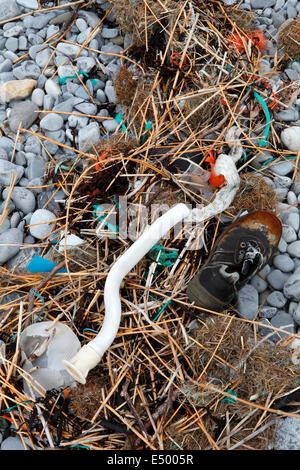 L' épave sur la plage, un mélange de plastique et de vieille corde et de débris rejetés par la mer Banque D'Images