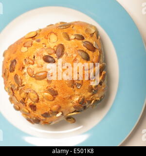 Rouleau croustillant avec graines de tournesol Banque D'Images