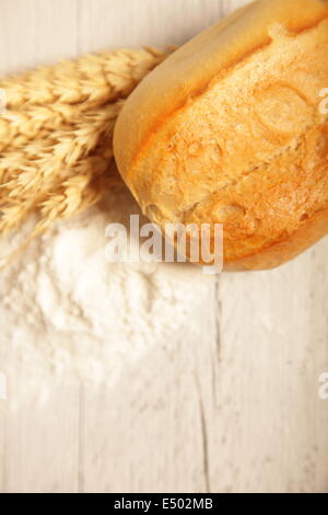 Rouleau frais Croustillant avec du blé et de la farine Banque D'Images