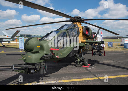 L'Aérodrome de Farnborough, Hampshire, Royaume-Uni. 17 juillet 2014. L'exposition internationale de l'aérospatiale est le plus grand événement dans le calendrier de la défense à l'aérospatiale, qui a lieu tous les deux ans. Fournir des occasions d'affaires pour l'industrie aéronautique mondiale, elle s'ouvre également au public les 19 et 20 juillet, qui célèbre cette année 100 ans d'histoire de l'Aviation. Aéronefs participants atteignent un nouveau sommet pour Farnborough International Airshow cette année, parrainé par Airbus Group. T129 ATAK hélicoptère de combat, jour 4 de l'exposition. Credit : Malcolm Park editorial/Alamy Live News. Banque D'Images