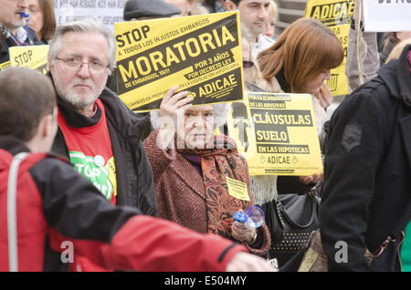 16 février 2013 - Santander, Espagne - Plusieurs centaines de personnes défilent dans le centre-ville pour protester contre l'éviction de fa Banque D'Images